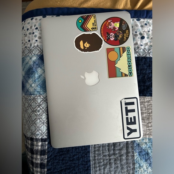 Selling my MacBook Air 2017! In good condition no scratches.